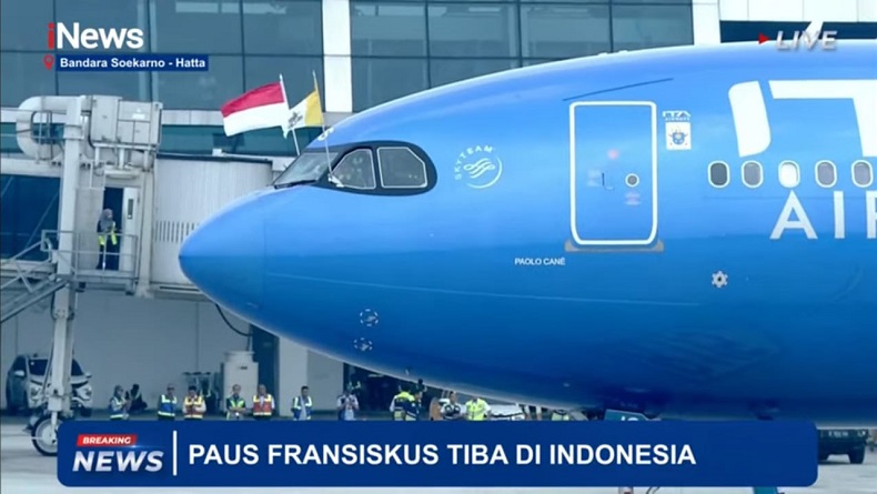 Breaking News, Paus Fransiskus Tiba di Indonesia