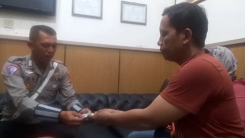 Kisah Haru Warga Tegal, Emas yang Hilang untuk Sekolah Anak Ditemukan Polisi saat Patroli