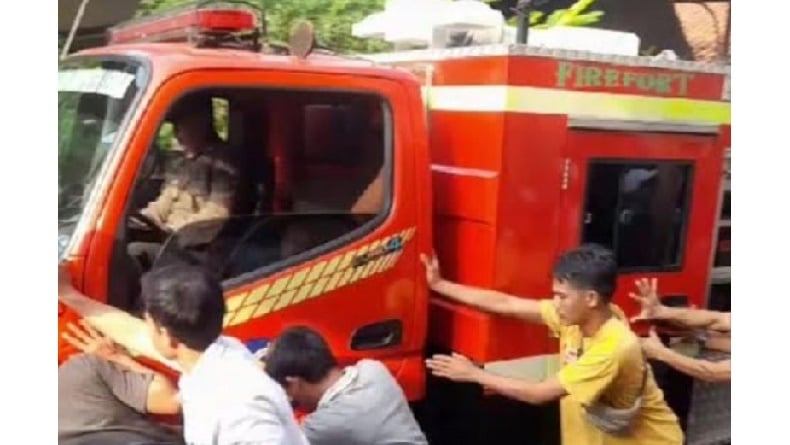 Viral Mobil Damkar Lebak Mogok saat Menuju Lokasi Kebakaran, Didorong Puluhan Warga