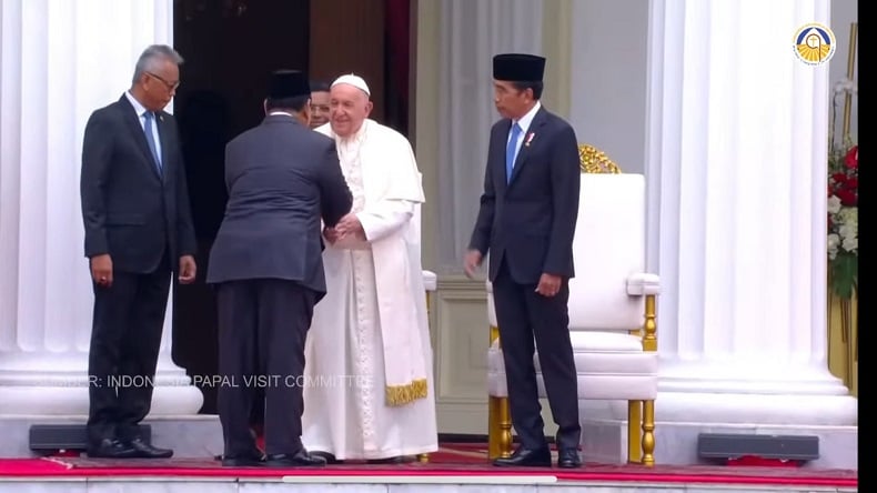 Saat Jokowi Kenalkan Prabowo ke Paus Fransiskus di Istana