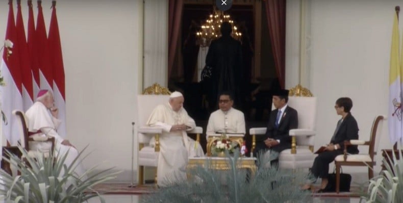 Momen Bincang Santai Veranda Talk Presiden Jokowi dan Paus Fransiskus di Istana Merdeka