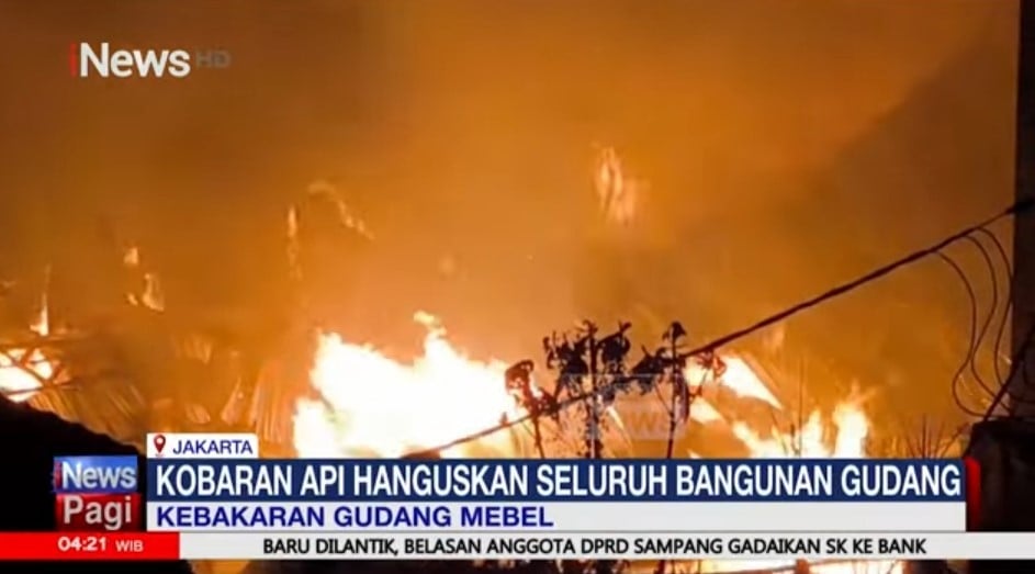 Diduga Korsleting Listrik, Gudang Mebel di Jaktim Terbakar