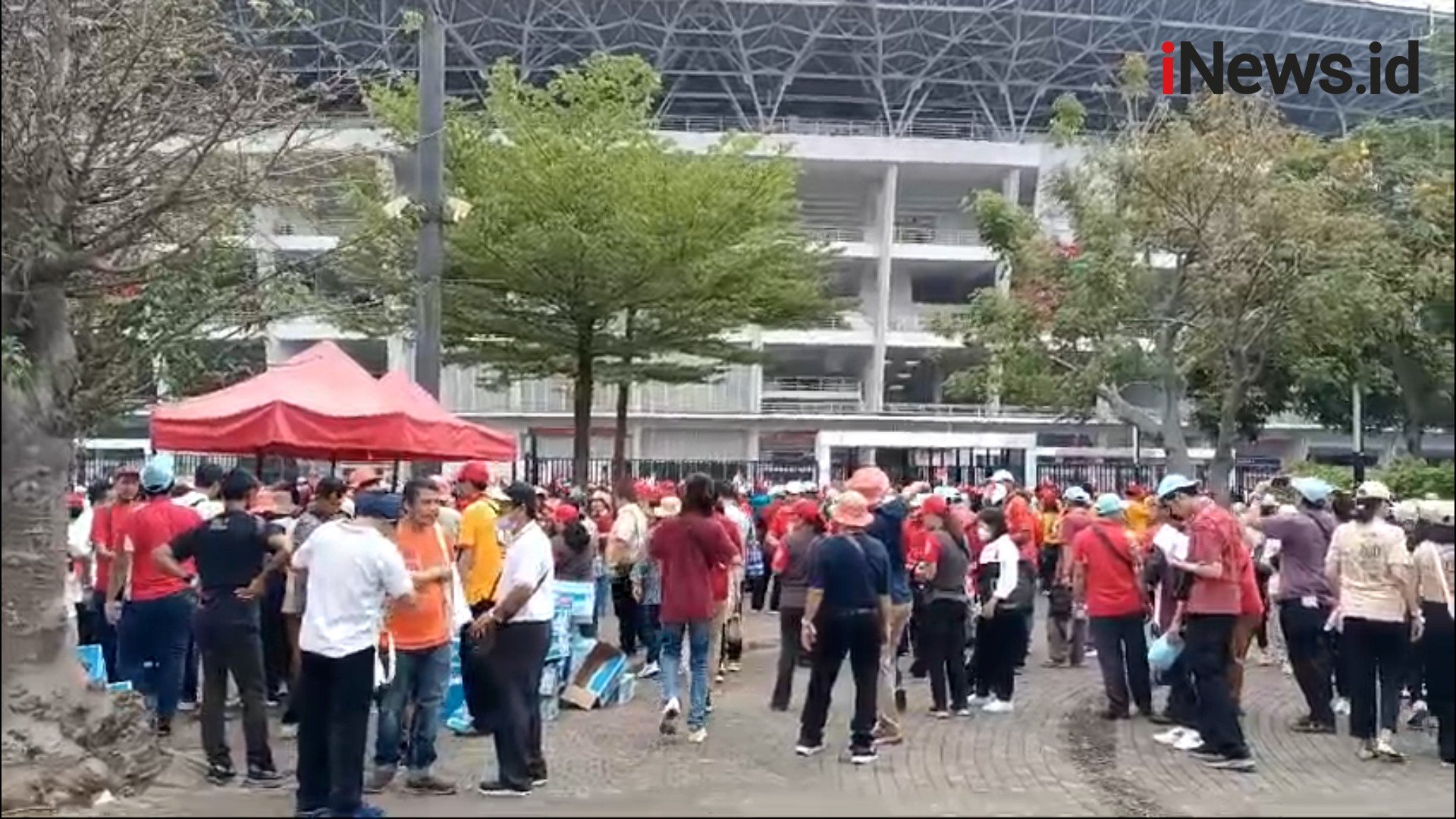 Rombongan Jemaat Misa Paus Fransiskus Mulai Antre Masuk Stadion GBK