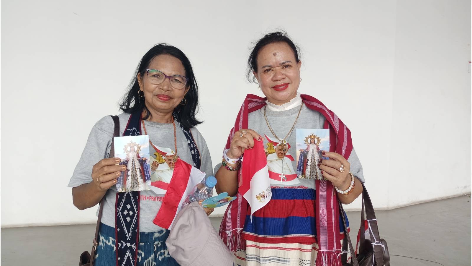 Unik! Umat Katolik Asal Sumba Kenakan Kain Tradisional Hadiri Misa Akbar Bersama Paus Fransiskus di GBK