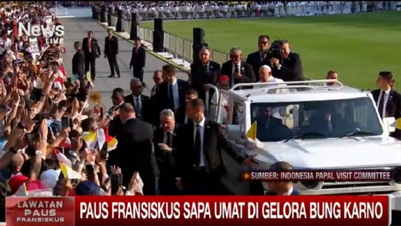 Paus Fransiskus Tiba di GBK, Naik Mobil Maung Sapa Jemaat Misa Agung