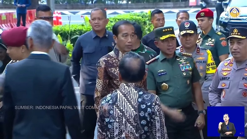 Jokowi Tiba di GBK jelang Misa Agung yang Dipimpin Paus Fransiskus