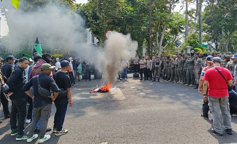 Warga Demo di Kantor Pemkab Bogor soal Penertiban Pedagang di Jalur Puncak