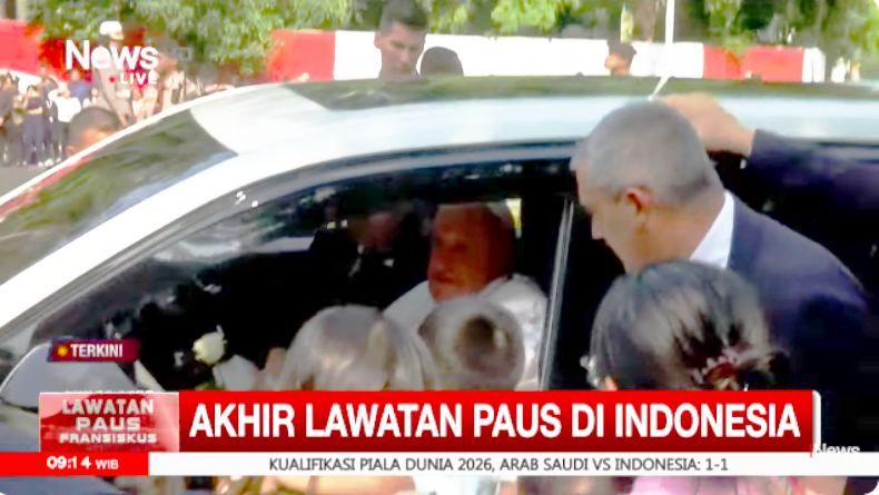 Paus Fransiskus Salami Warga saat Tinggalkan Kedubes Vatikan ke Bandara Soetta