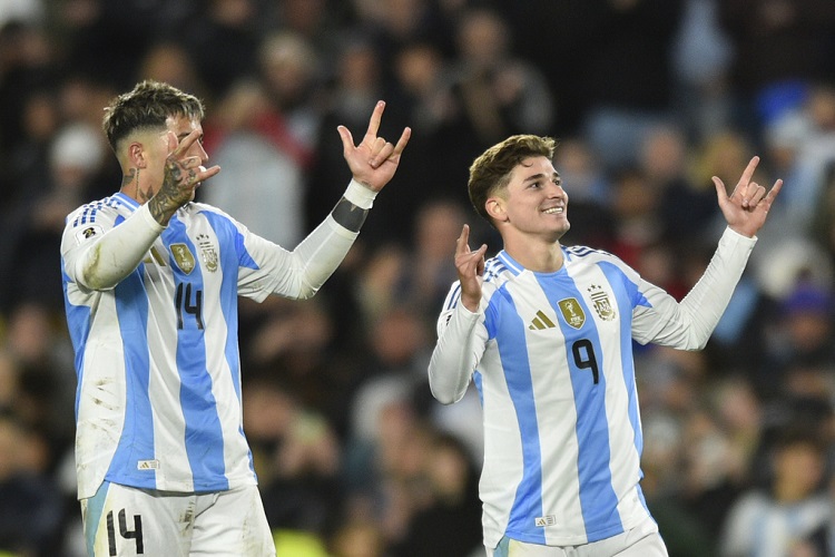 Hasil Argentina Vs Chile: Tanpa Messi, Alvarez Bawa Albiceleste Berpesta