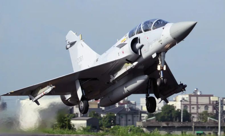 Jet Tempur Mirage 2000 Taiwan Jatuh di Laut, Pilot Hilang 