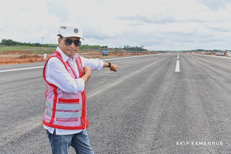 Menhub Test Landing Perdana di Bandara IKN Pakai Pesawat Jet