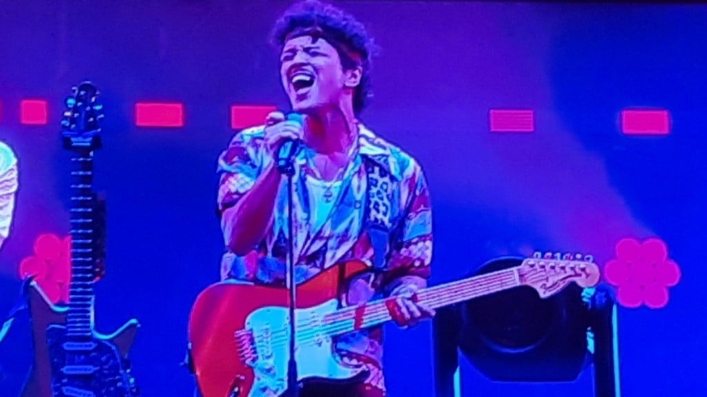 Bruno Mars Pamer Skill Main Gitar saat Konser, Penonton Ikut Terpukau