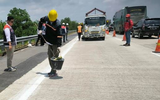 Keren! Tol Bakauheni Terbanggi Besar Uji Coba Marka Jalan Pakai Getah Pinus