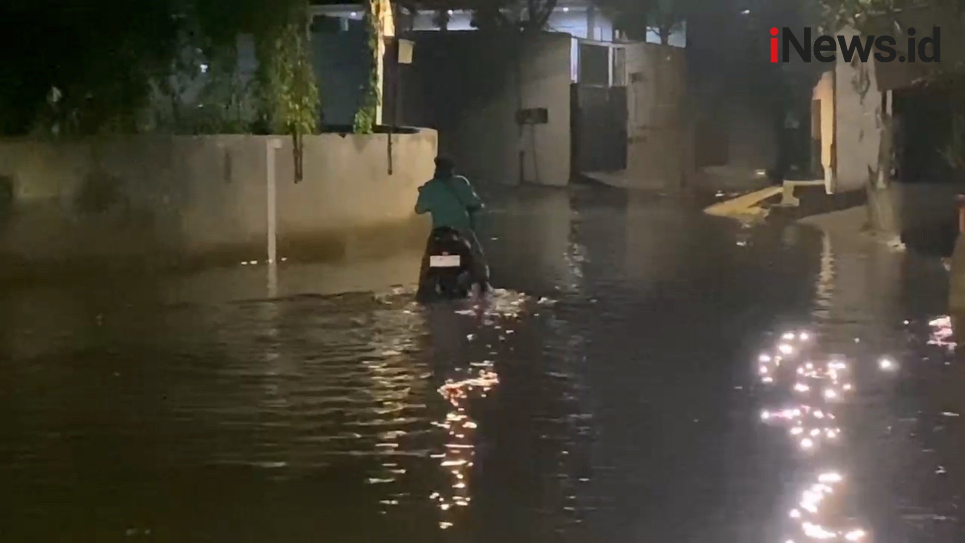 Imbas Hujan Deras, Banjir Rendam Permukiman Warga di Pondok Karya Mampang Prapatan 