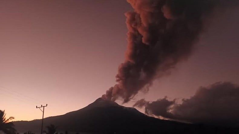 Gunung Lewotobi Laki-Laki Erupsi Hari Ini, Muntahkan Kolom Abu Setinggi 900 Meter