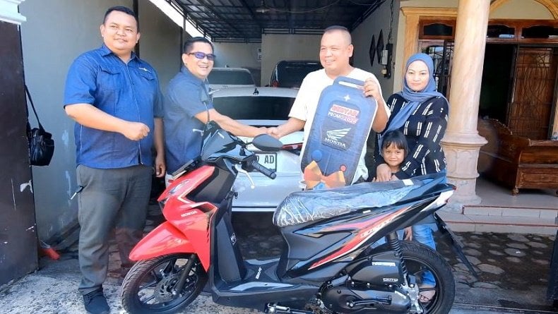 MNC Finance Beri Hadiah Motor ke Nasabah di Pangkalpinang Pemenang Gebyar Promo 2024