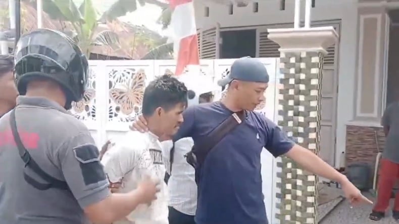 Gegara Tersinggung, Pembeli Tega Tikam Pedagang Pentol Goreng di Baubau Terekam CCTV