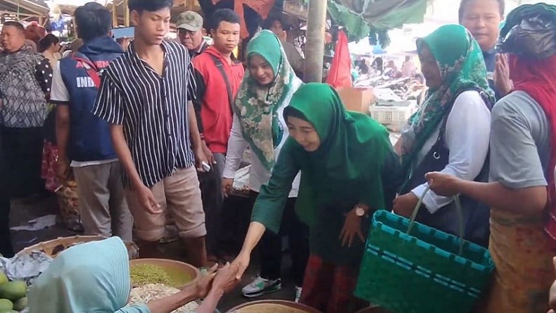 Sitti Rohmi Disambut Pedagang Pasar Tradisional di Mataram, Diteriaki Gubernur NTB