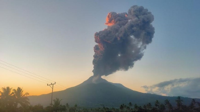 Gunung Lewotobi Laki-Laki di NTT Erupsi Hari Ini, Tinggi Kolom Abu 1 Km dari Puncak