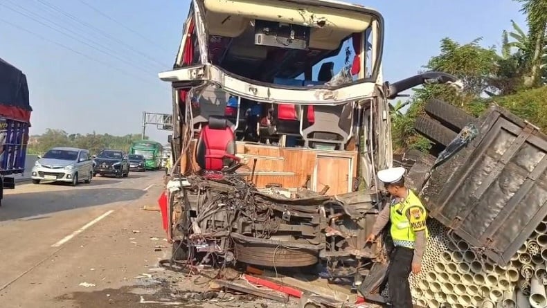 Kecelakaan Bus Tabrak Truk di Tol Batang-Semarang, 6 Orang Luka-Luka