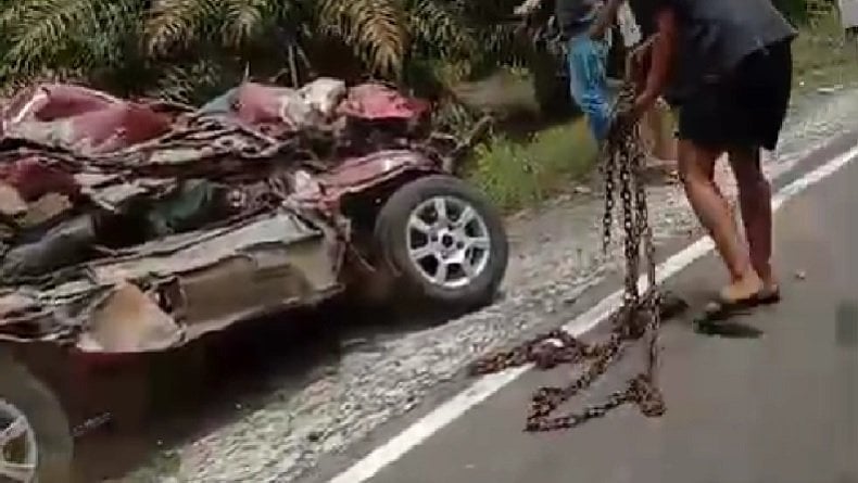 Kecelakaan di Lampung, Mobil Suzuki Carry Ringsek Tertimpa Truk Fuso