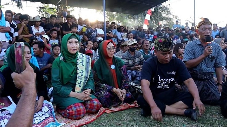 Momen Sitti Rohmi Nonton Atraksi Budaya Peresean Bersama Warga Lombok Tengah