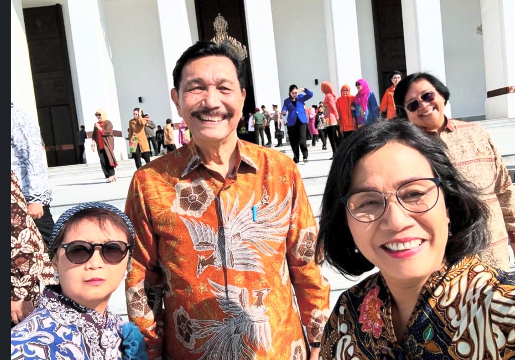 Sri Mulyani Pamer Foto Bareng Para Menteri: Maaf Kesalahan dan Kekurangan Kami