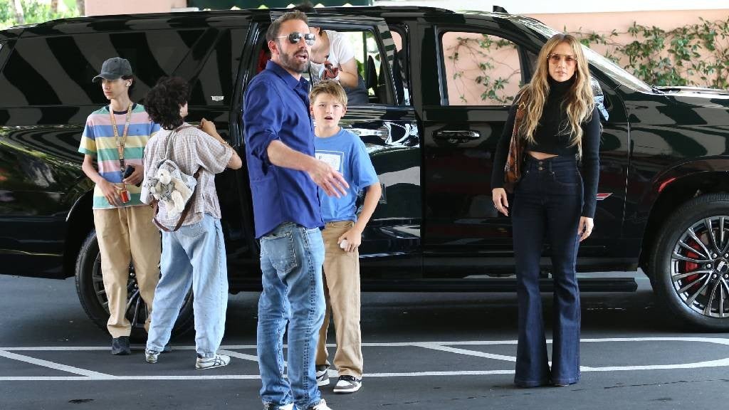 Agak Lain! Jennifer Lopez dan Ben Affleck Terciduk Ciuman dan Pegangan Tangan di Tengah Proses Cerai