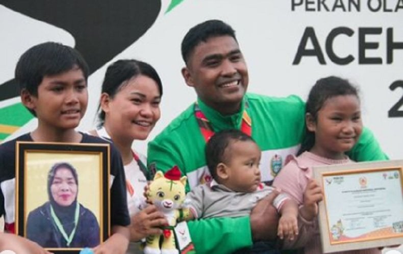 Kisah Atlet Lempar Cakram Sumut Bawa Foto Almarhumah Ibu saat Naik Podium usai Raih Emas PON 2024