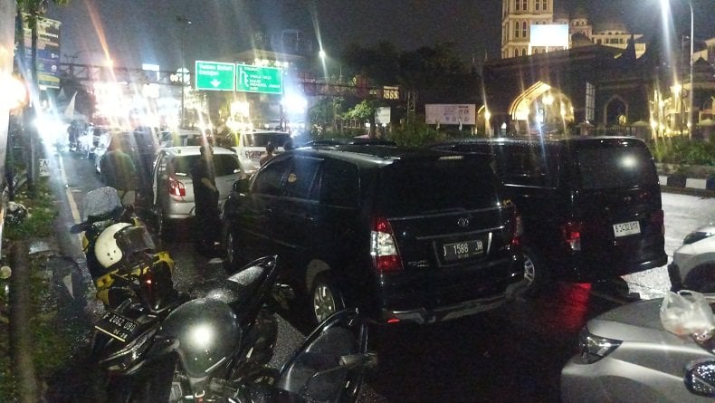 Jalur Puncak Bogor Masih One Way Arah Jakarta Malam Ini