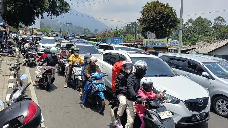 Macet Horor di Puncak, Jasa Marga Ungkap Ada 42.265 Kendaraan di GT Ciawi