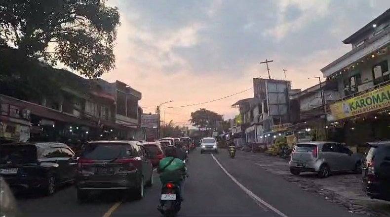 Jalur Puncak Arah Jakarta Macet Dekat Simpang Gadong Sore Ini, Kendaraan Mengular