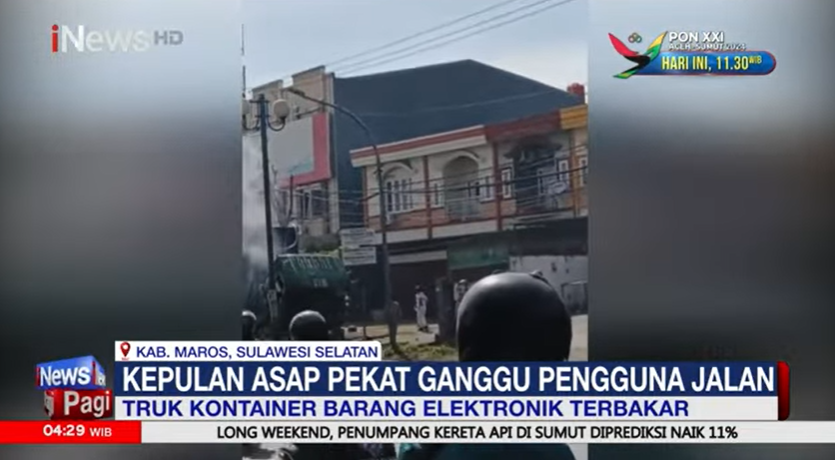 Truk Kontainer Bermuatan Barang Elektronik di Maros Terbakar