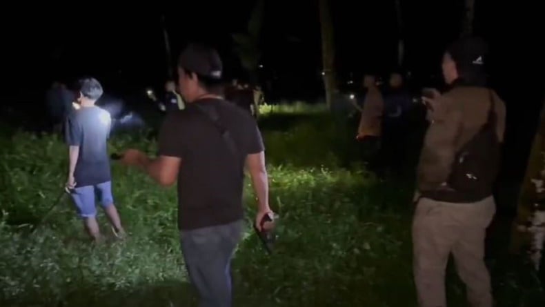 Buru Pembunuh Gadis di Padang Pariaman Pagi hingga Malam, Warga Gabung Polisi Bawa Kayu