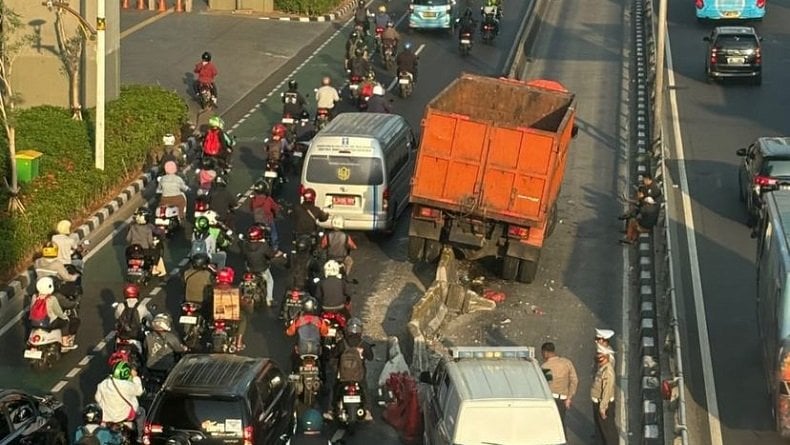 Kecelakaan di Gatot Subroto Jaksel, Truk Tabrak Separator Transjakarta