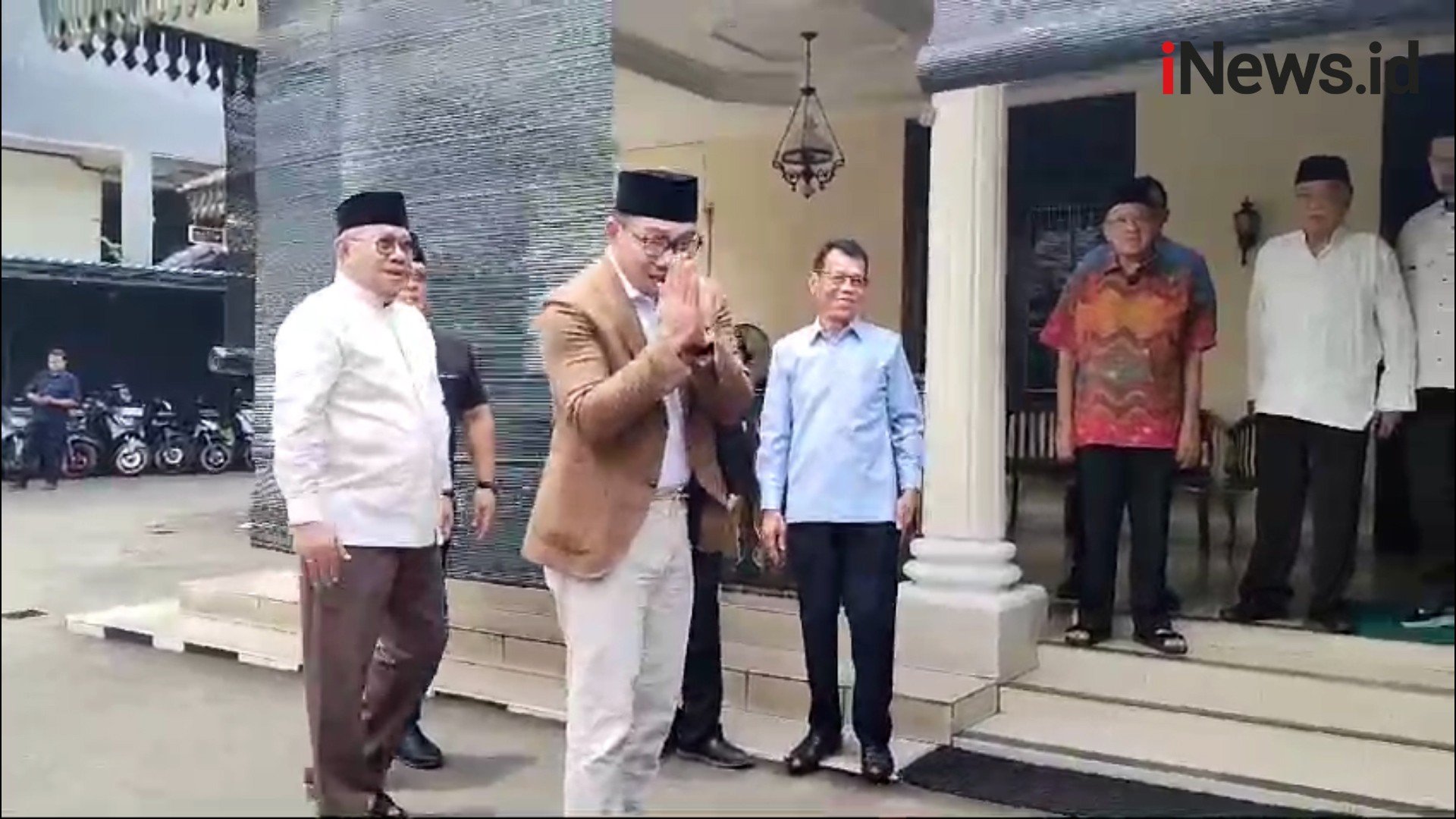 RK-Suswono Silaturahmi ke Rumah Tokoh Betawi Bang Nara