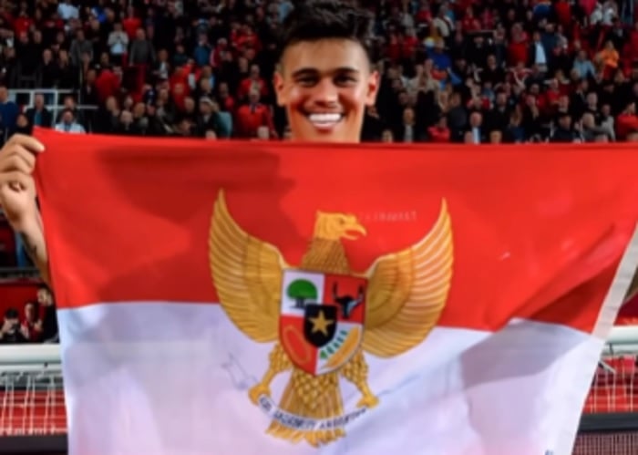 Viral Mees Hilgers Bentangkan Bendera Indonesia di Liga Belanda, Netizen: Merinding dan Terharu