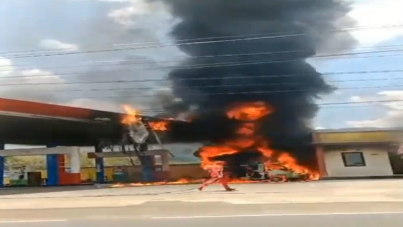 2 Mobil Hangus Terbakar di SPBU Banyumas Terekam Kamera Warga, Api Berkobar 