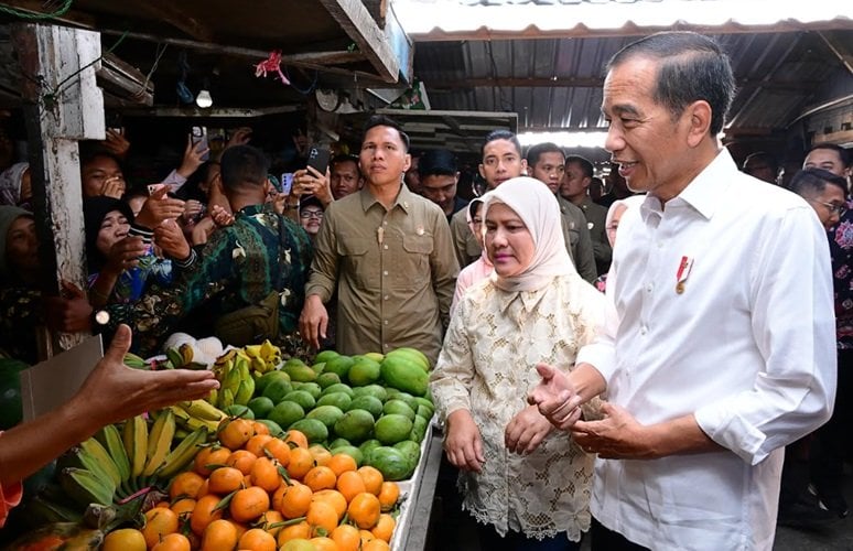 Jokowi Sambangi Pasar Dukuh Kupang Surabaya: Harganya Sudah Baik