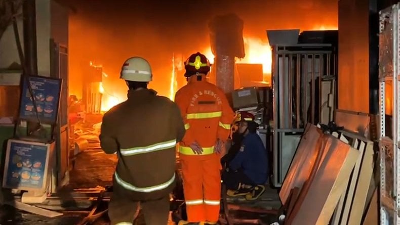 Kebakaran Hebat Gudang Perkantoran Bekasi, Warga Ungkap Ada Ledakan