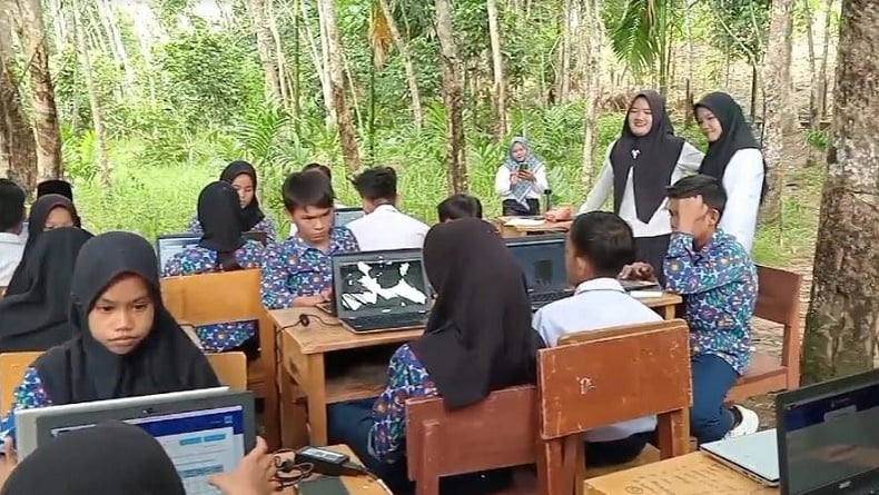 Miris! Siswa SMP di Sarolangun Ujian ANBK di Kebun Karet gegara Tak Ada Internet