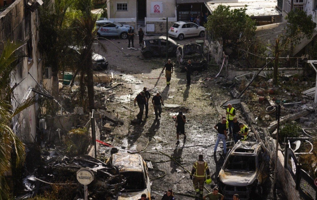 Puluhan Roket Hizbullah Hantam Israel Utara, Mobil-Mobil Terbakar