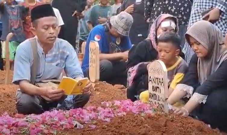 Isak Tangis Iringi Pemakaman 4 Jenazah Korban Tertabrak KA Fajar Utama di Karawang