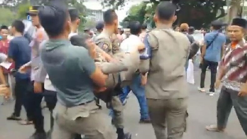 Anggota Satpol PP Terkapar Berlumurah Darah saat Amankan Demo di Gedung DPRD Lebak