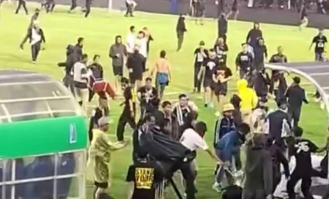 Kronologi Kericuhan usai Laga Persib Vs Persija, Bobotoh Turun Lapangan Serang Steward