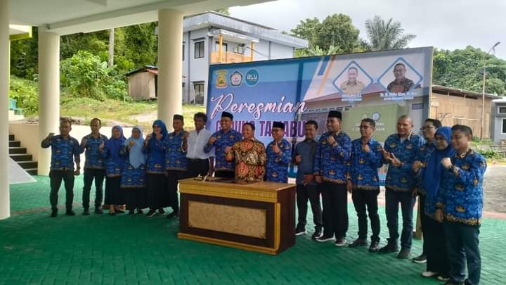 Bupati Pulau Taliabu Hibahkan Gedung IT Center ke UNKHAIR Ternate