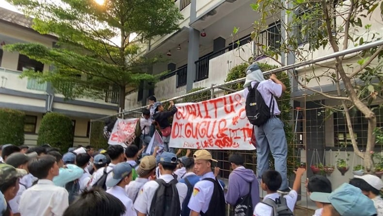 Ratusan Siswa Demo di Tangsel, Tuntut Pecat Guru Diduga Pelaku Pelecehan Seksual