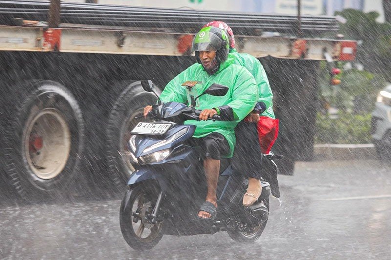 Sejumlah Wilayah Panas Terik tapi Diselingi Hujan, Ini Penjelasan BMKG