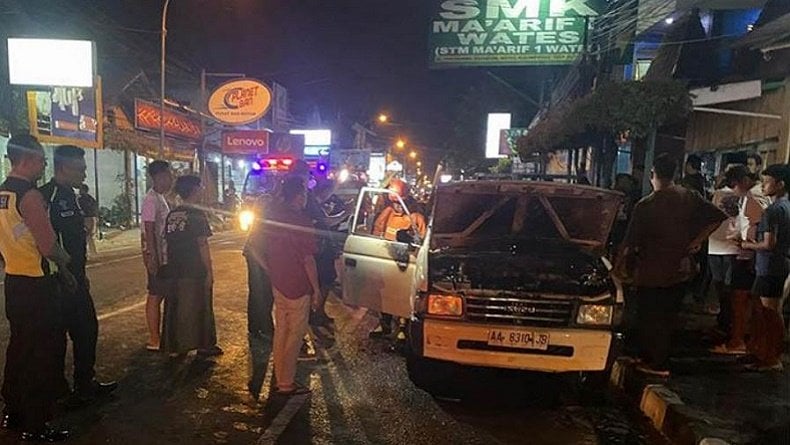 Geger! Mobil Terbakar di Wates Kulonprogo, Diduga Korsleting listrik