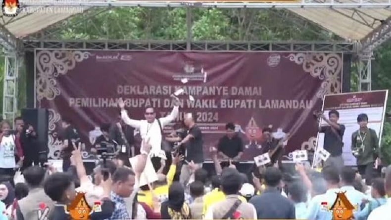 Heboh Simpatisan Calon Bupati Lamandau Tebar Uang saat Deklarasi Pilkada Damai